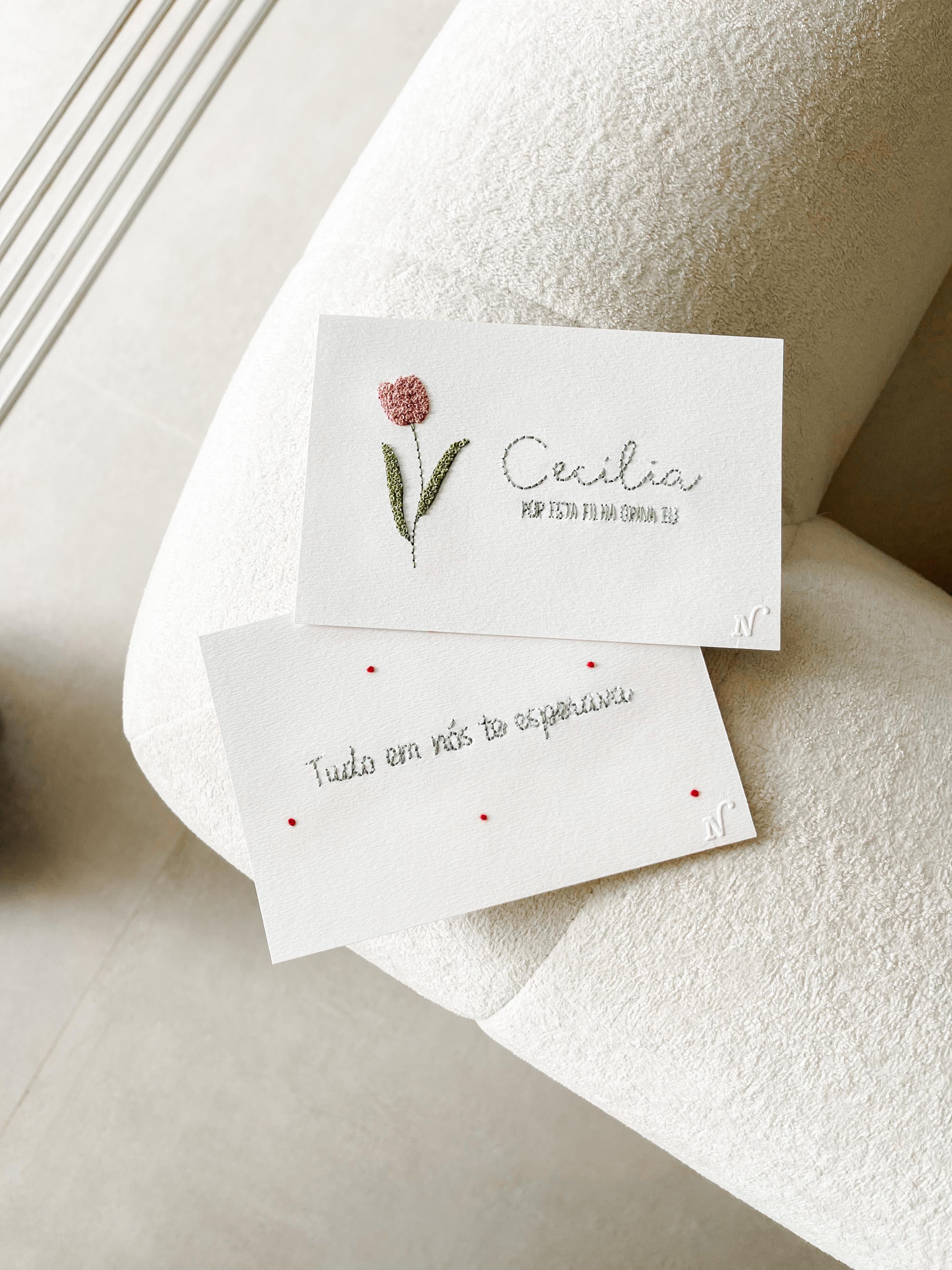 Peça do Studio Nogueira com composição floral